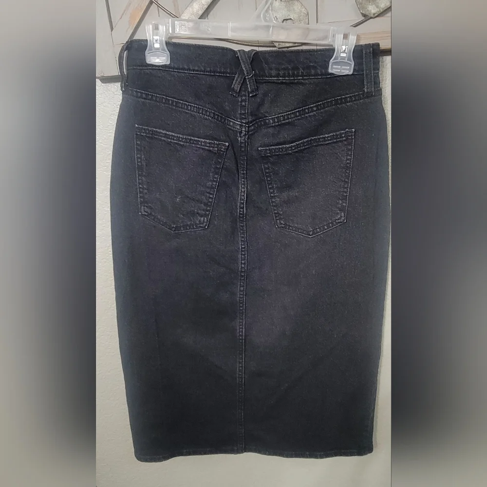 UNIVERSAL THREAD BLACK DARK WASH DENIM MIDI SKIRT W/ SLIT  Size 6 - Picture 2 of 7